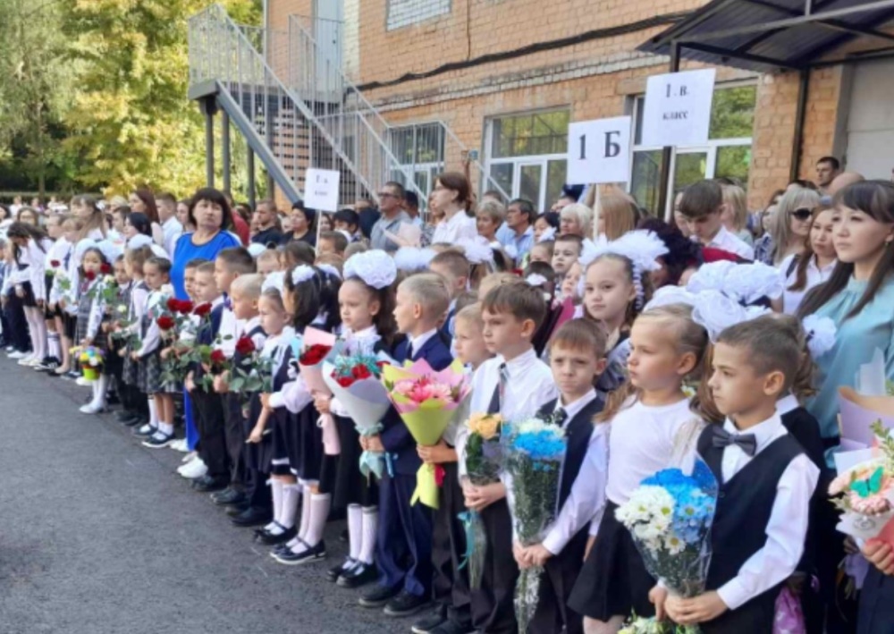 Сегодня в нашей школе прошла торжественная линейка, посвященная Дню знаний.