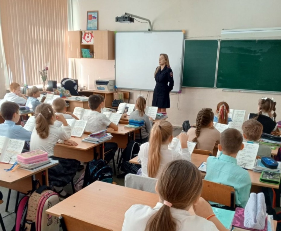 В школе прошли беседы с инспектором по пропаганде дорожного движения В.В. Поповой.