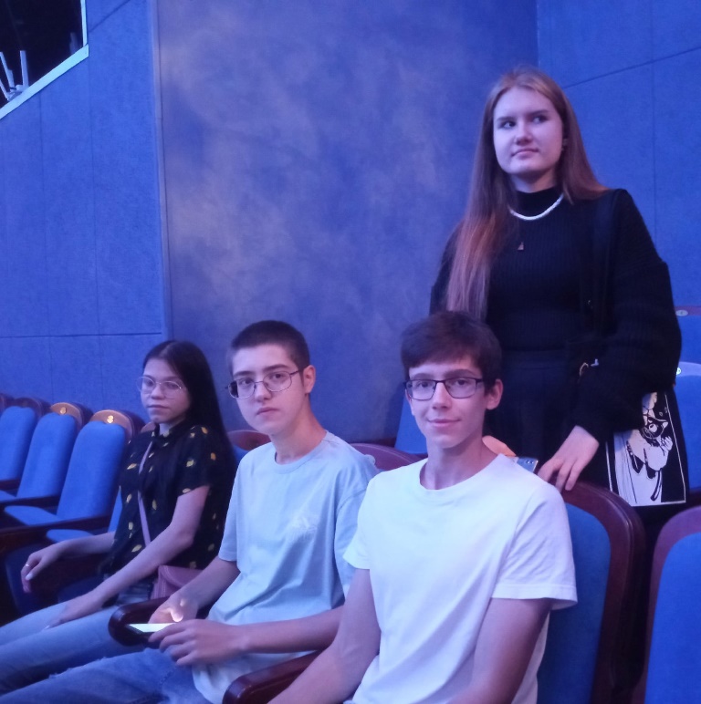 21 сентября 2022 год - обучающиеся 10 класса посетили современный спектакль в Театре Юного Зрителя.