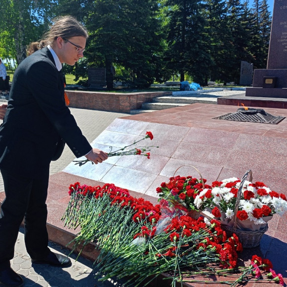 В преддверии Дня Победы обучабщиеся 11 класса возложили цветы к мемориалу в Парке Победы на Соколовой горе.