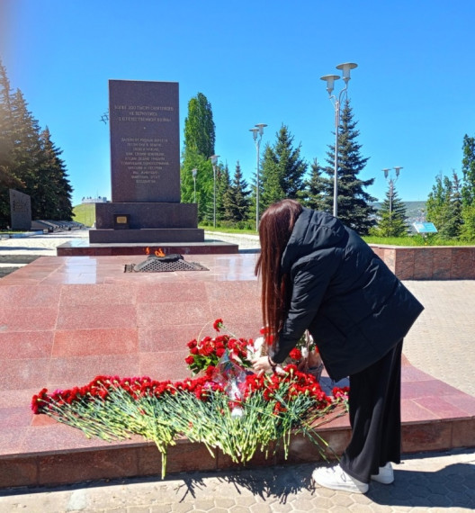 В преддверии Дня Победы обучабщиеся 11 класса возложили цветы к мемориалу в Парке Победы на Соколовой горе.
