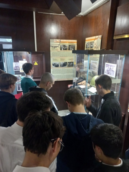 Учащиеся 9&quot;В&quot; класса посетили выставку в Музее - усадьбе им. Н.Г.Чернышевского.