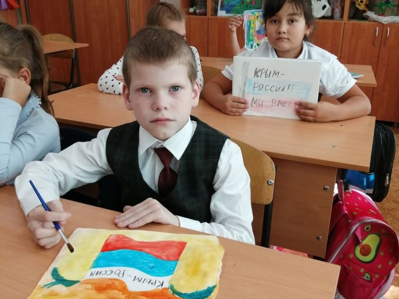 В школе прошли уроки, посвящённые воссоединению ДНР, ЛНР, Запорожской и Херсонской областей, которые вошли в состав России по итогам референдума осенью 2022 года..