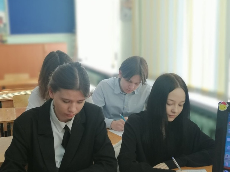 Третий год подряд обучающиеся МОУ &quot;СОШ N 106&quot; участвуют во Всероссийском диктанте по английскому языку.