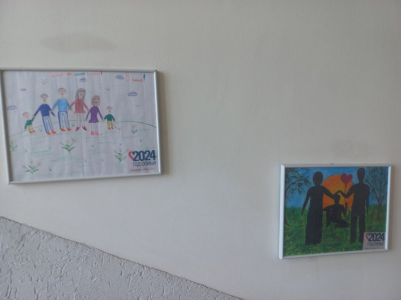 В школе прошла выставка рисунков «Традиции Моей Семьи» в рамках года Семьи.