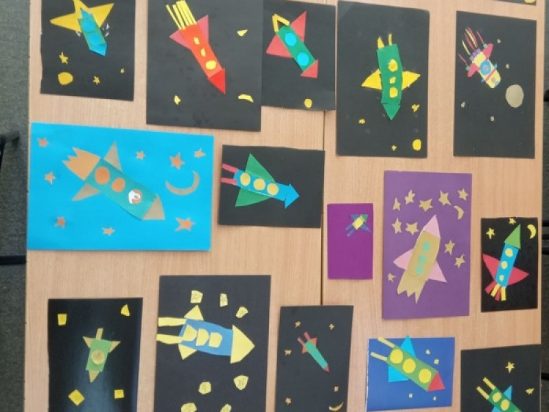 В 1 Г классе (кл.рук. - Фиалковская Н.В.) дети подготовили выставку поделок ко Дню Космонавтики..